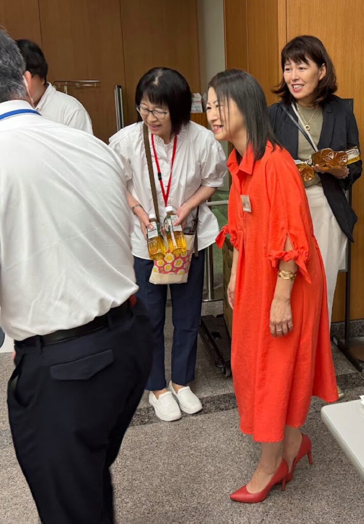 来場者の方々をお出迎えする小野寺会長