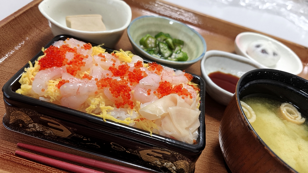 北海道・たっぷり甘えび弁当 / 高野豆腐の含め煮 / オクラのお浸し / 汁物 / 吹雪まんじゅう画像