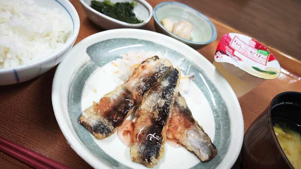 イワシの竜田揚げ / いかと里芋の煮物 / モロヘイヤのお浸し / きのこの味噌汁 / ご飯 / りんごゼリー画像