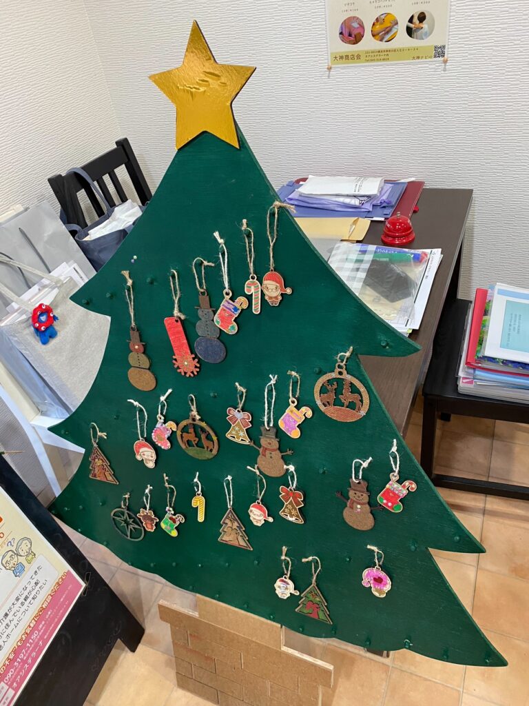 オオカミフェスタのサテライト会場（大口東総合病院）で開催したクリスマスツリーの飾り付け