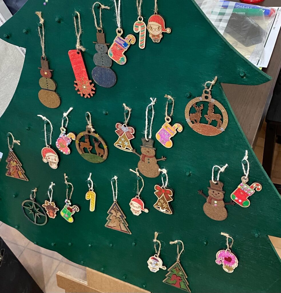 オオカミフェスタのサテライト会場（大口東総合病院）で開催したクリスマスツリーの飾り付けアップ画像
